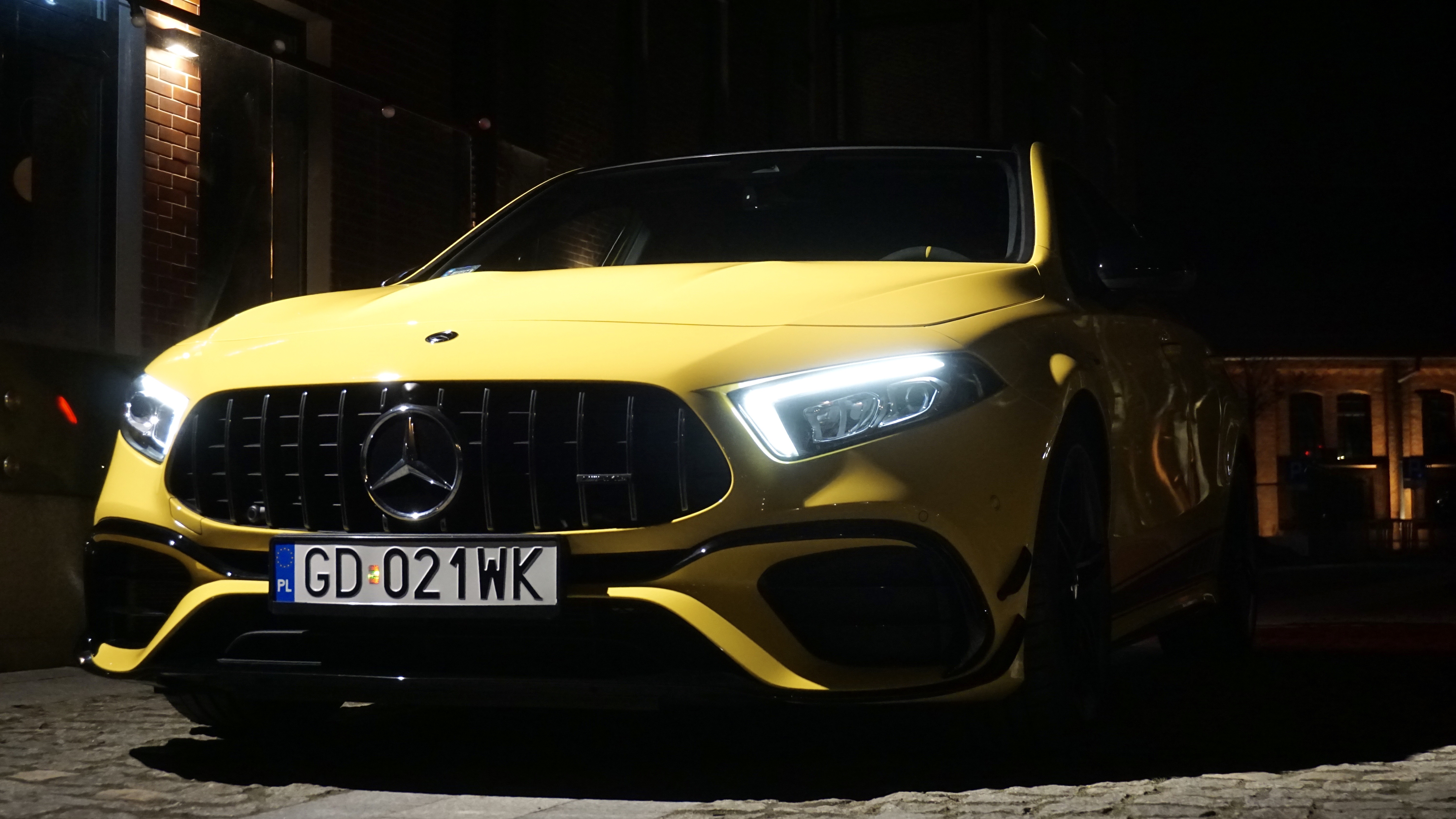 Żółty Mercedes sfotografowany nocą