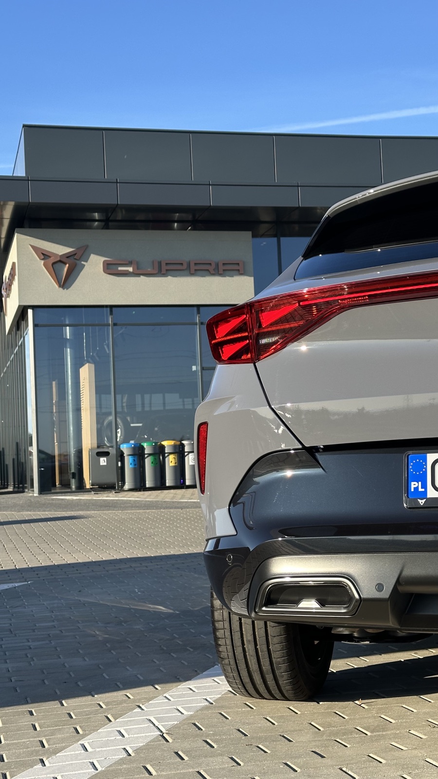 Samochód przy salonie Cupra