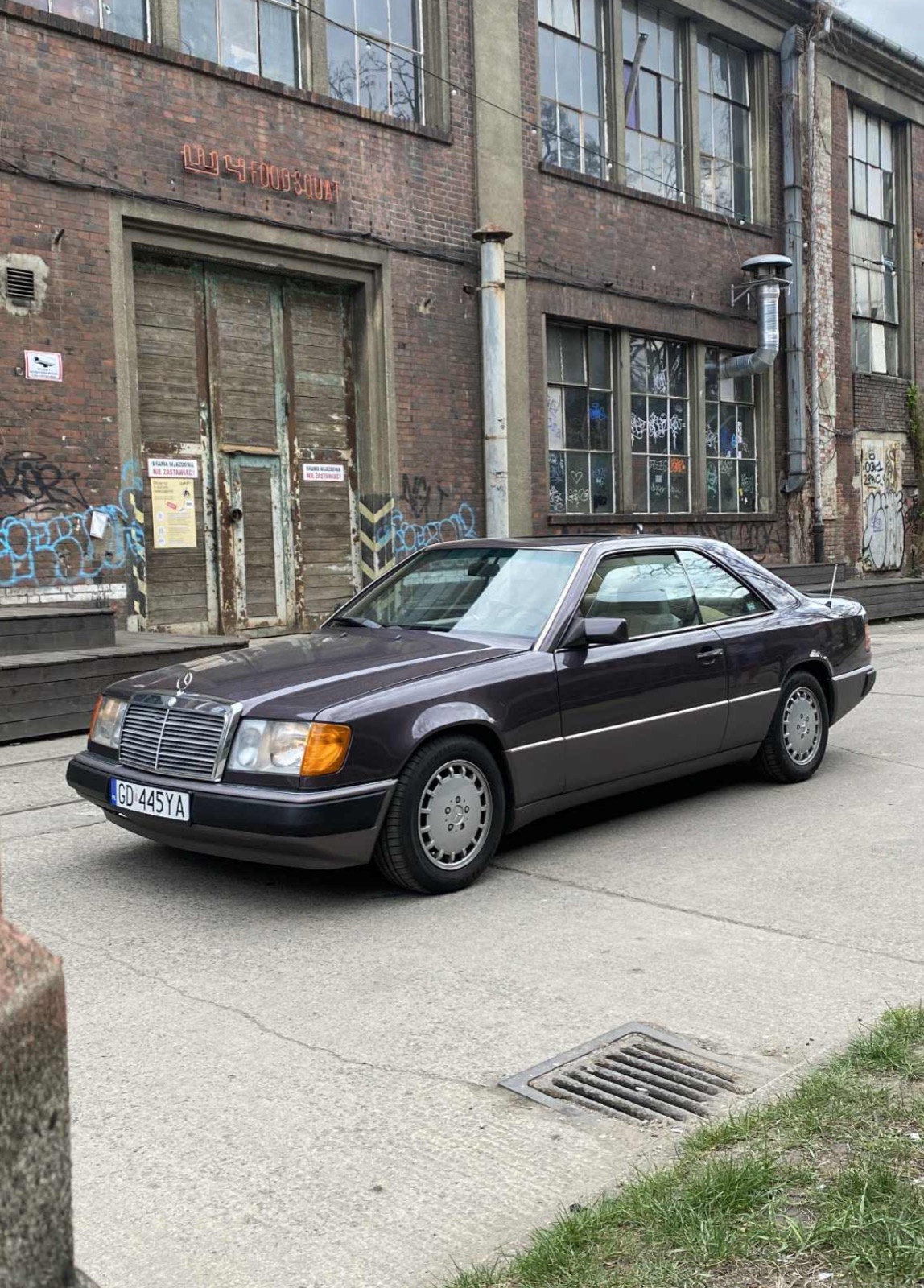 Mercedes w miejskiej scenerii