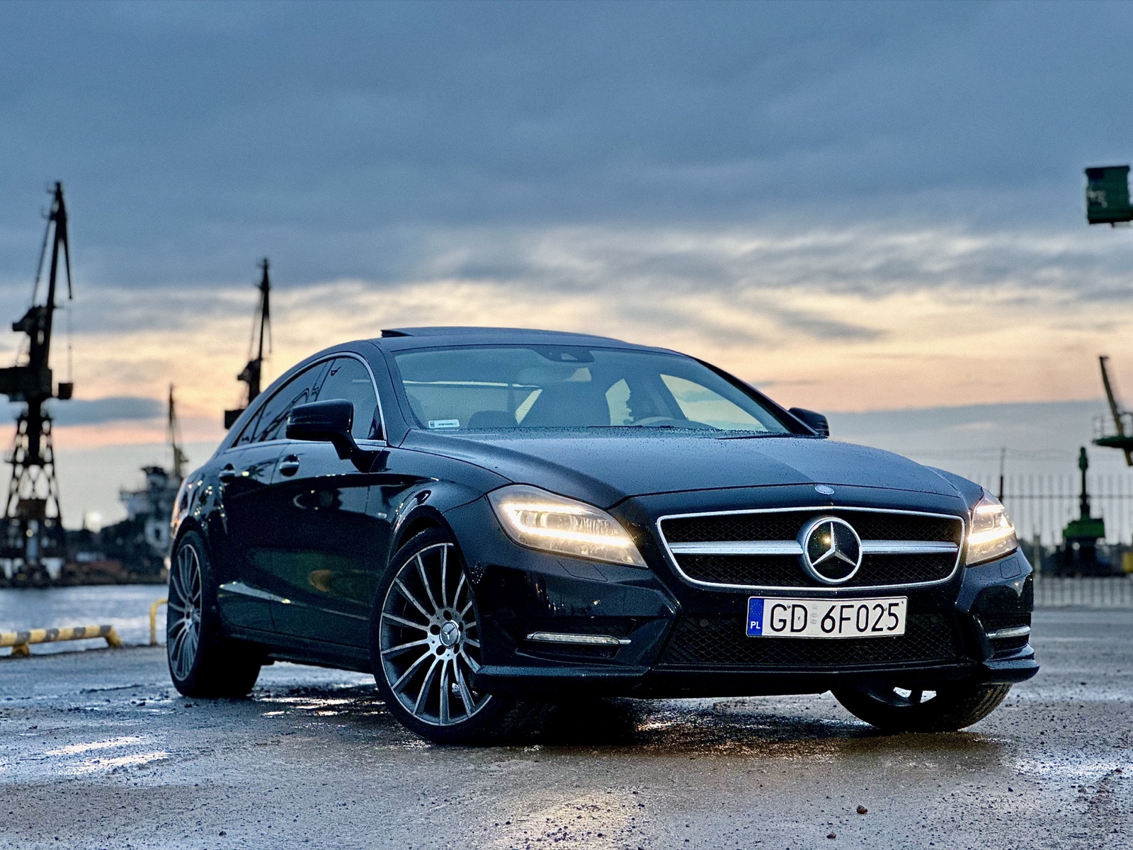 Mercedes przy gdańskim nabrzeżu